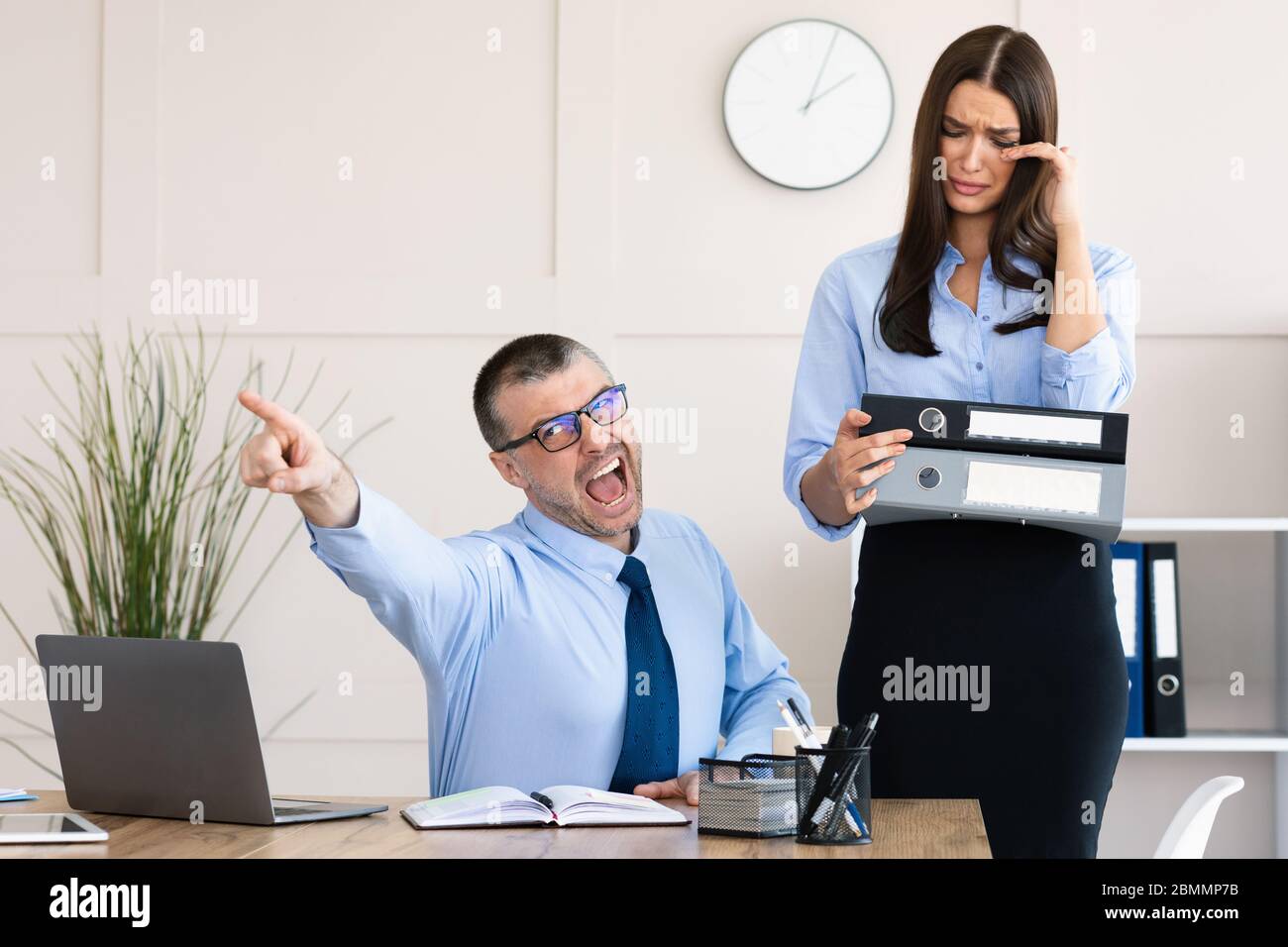 Wütend Boss Feuern Mitarbeiter Frau Schreien Wütend Sitzen Im Büro Stockfoto
