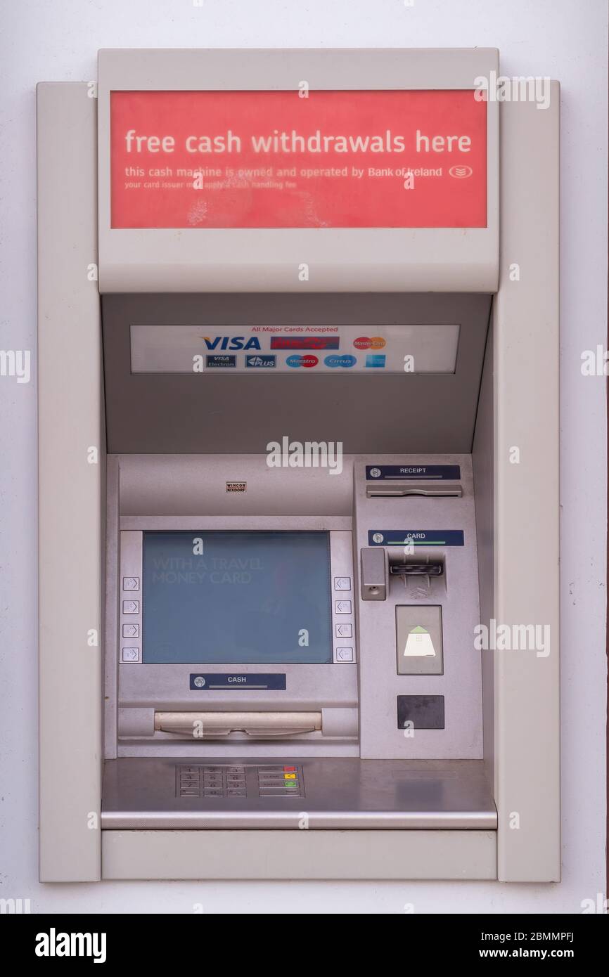 BIDEFORD, DEVON, Großbritannien - MAI 5 2020: Geldautomat, Geldautomat - bietet kostenlose Bargeldabhebungen, so scheint es. Eigentum der Bank of Ireland. Stockfoto
