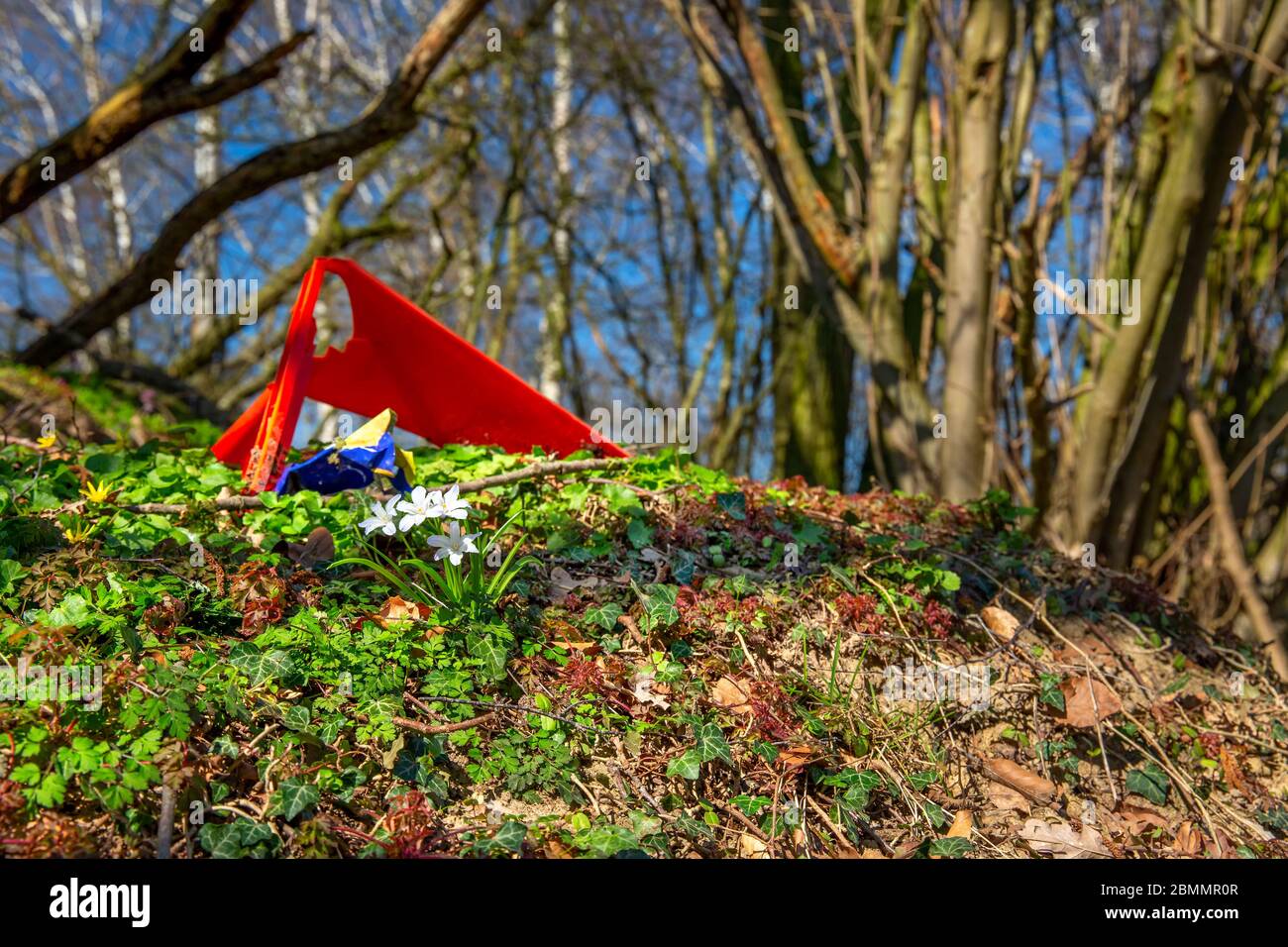 Kunststoffabfälle auf einer überdachten Deponie im Nordwesten Deutschlands mit Narzissen Stockfoto