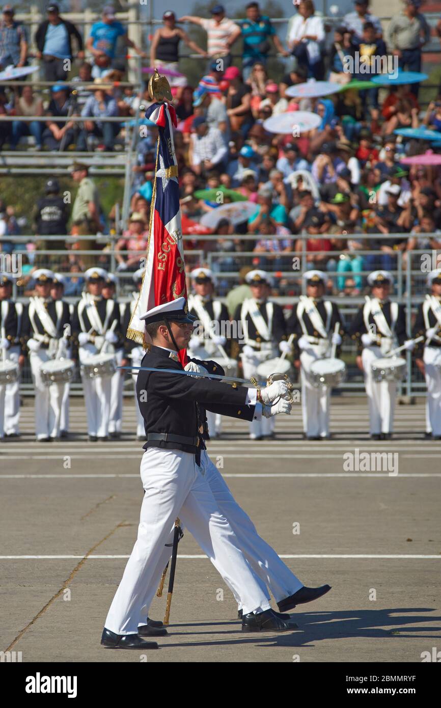 Mitglieder der Armada de Chile marschieren während der jährlichen Militärparade im Rahmen der Fiestas Patrias gedenkfeiern in Santiago, Chile vorbei. Stockfoto