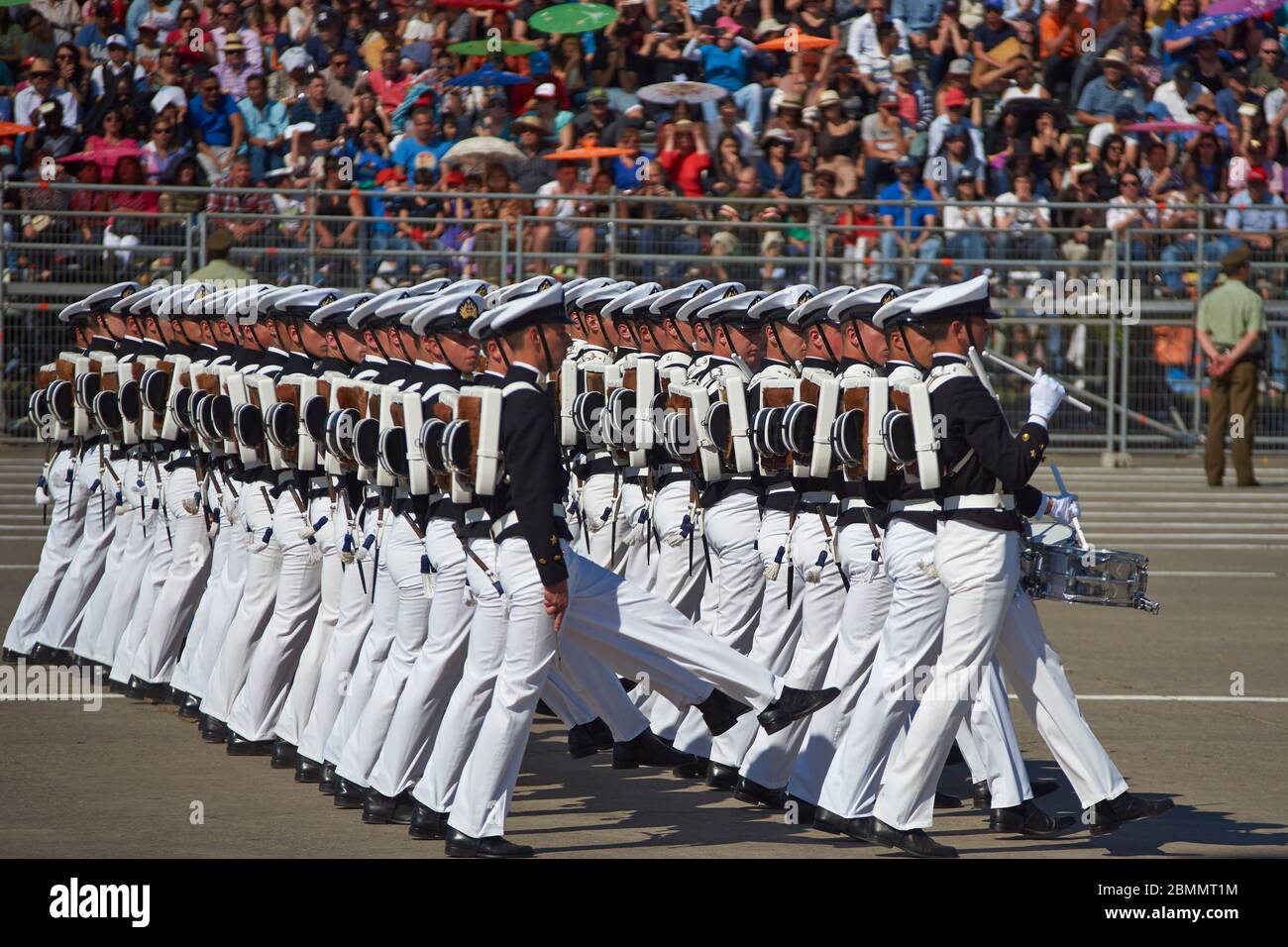 Mitglieder der Armada de Chile marschieren während der jährlichen Militärparade im Rahmen der Fiestas Patrias gedenkfeiern in Santiago, Chile vorbei. Stockfoto