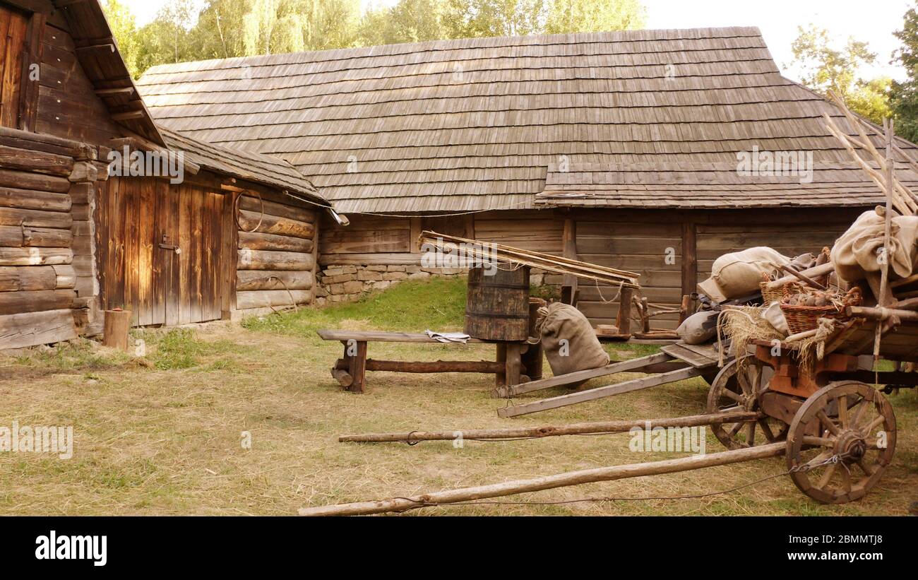 Blockhütte und ländliche Holzwagen. Stockfoto