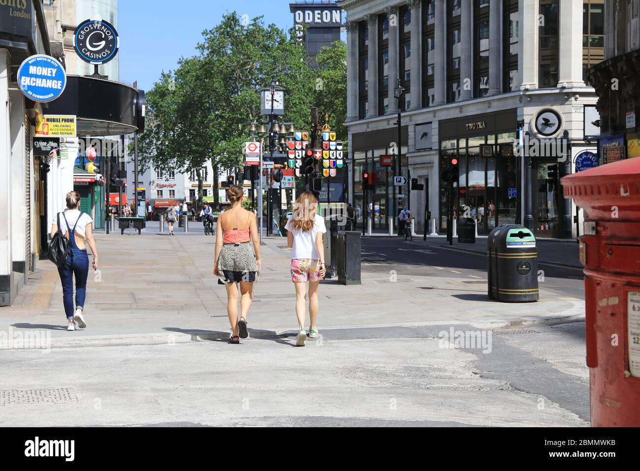 Bei gutem Wetter über das VE Day Bank Holiday Weekend zum Leicester Square zu laufen, mit einer leichten Aufhebung der Sperrbeschränkungen im Coronavirus im Zentrum von London, Großbritannien Stockfoto