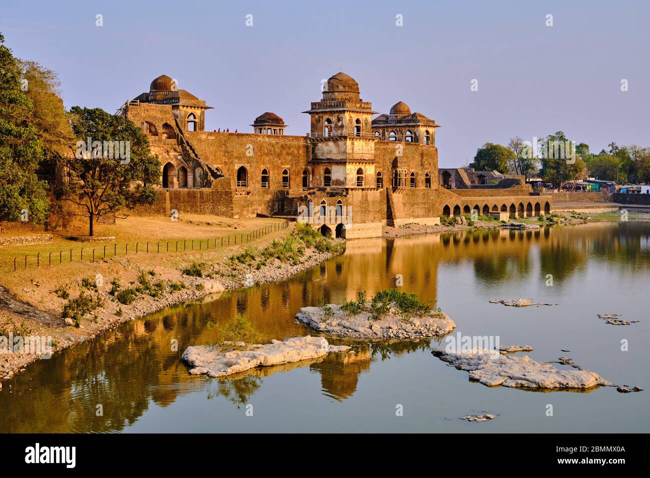 Indien, Madhya Pradesh Zustand, Mandu, 15. Jahrhundert afghanischer Stil Jahaz Mahal Palast, der von Ghyas-ud-DIN errichtet wurde Stockfoto