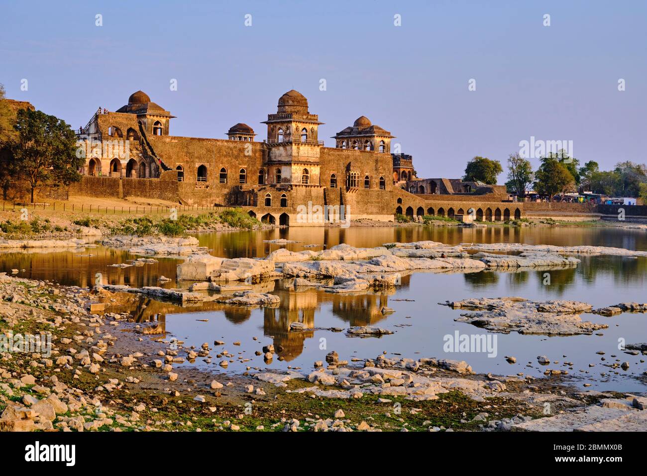 Indien, Madhya Pradesh Zustand, Mandu, 15. Jahrhundert afghanischer Stil Jahaz Mahal Palast, der von Ghyas-ud-DIN errichtet wurde Stockfoto