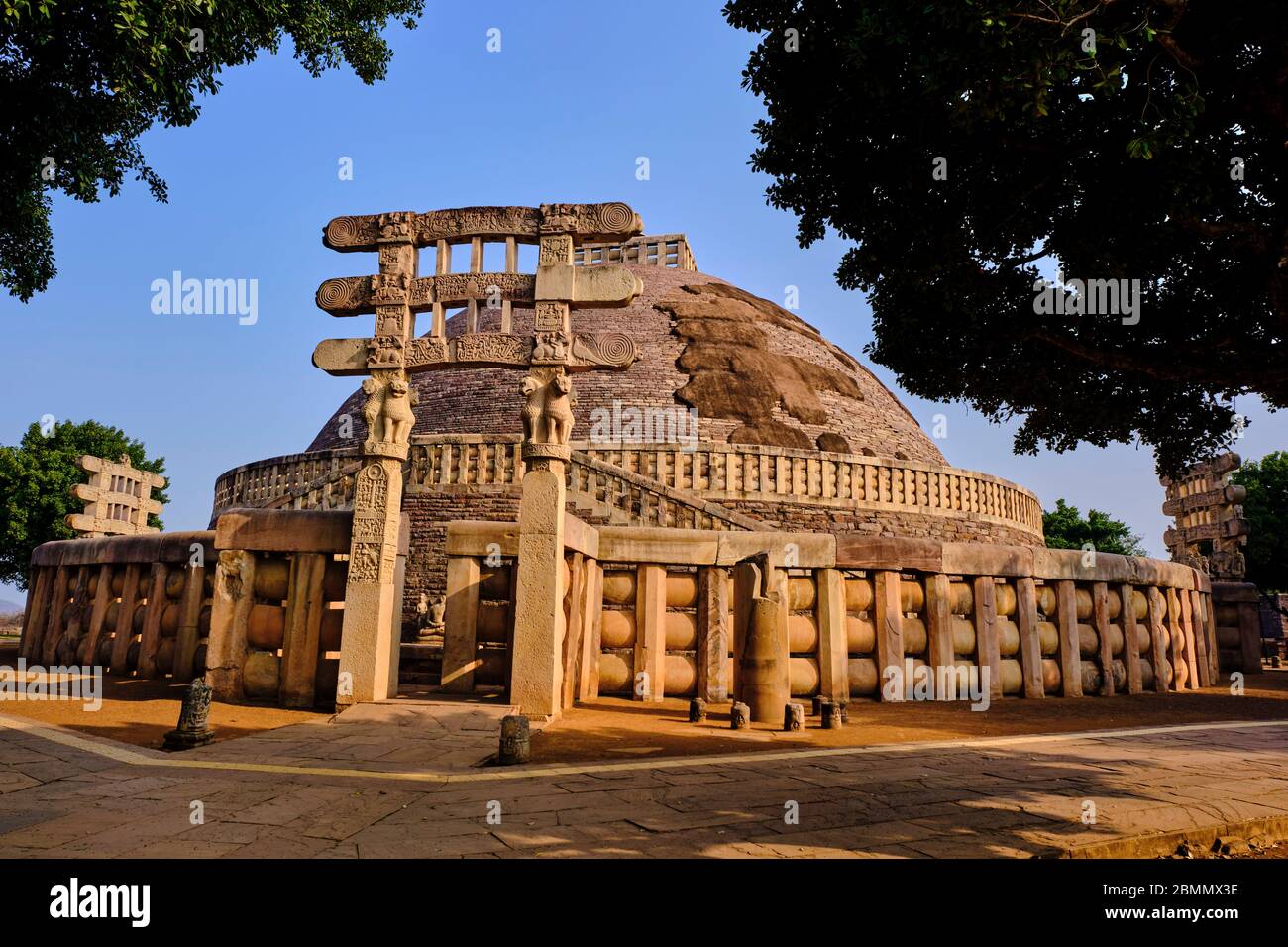 Indien, Madhya Pradesh Staat, Sanchi, buddhistische Denkmäler, die als Weltkulturerbe von der UNESCO, die wichtigsten Stupa ein 2200 Jahre altes buddhistisches Denkmal von gebaut Stockfoto