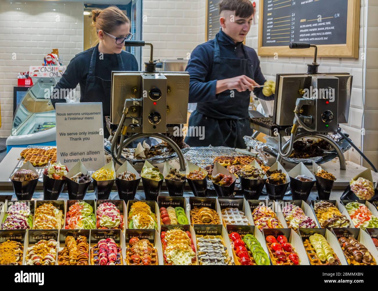 Mann bereitete Belgische Waffel auf der Weihnachtsmesse in Brüssel, Belgien Stockfoto