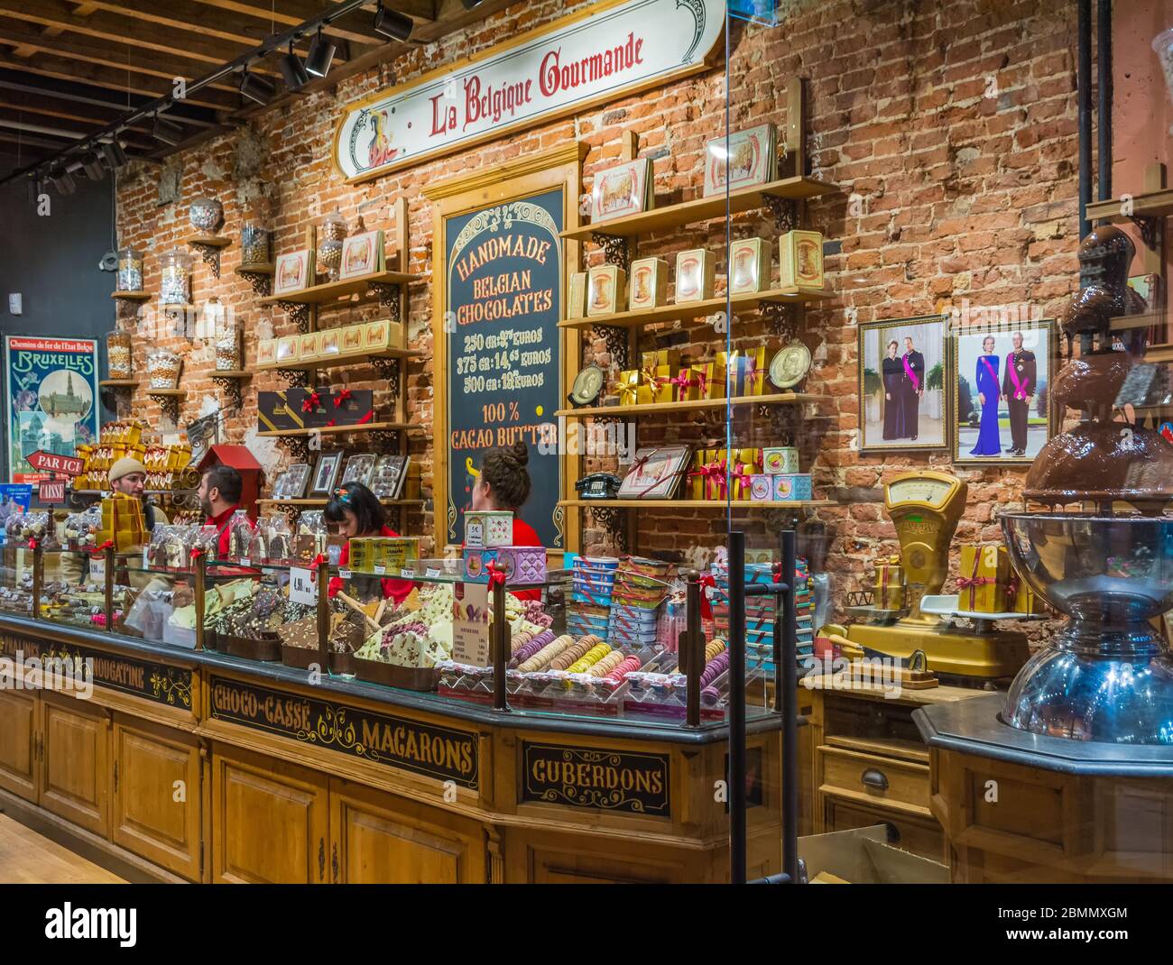 La Belgique Gourmande ein luxuriöses Schokoladengeschäft in Les Galleries Royales Saint-Hubert. Der Innenraum des Ladens. Brüssel, Belgien - Stockfoto