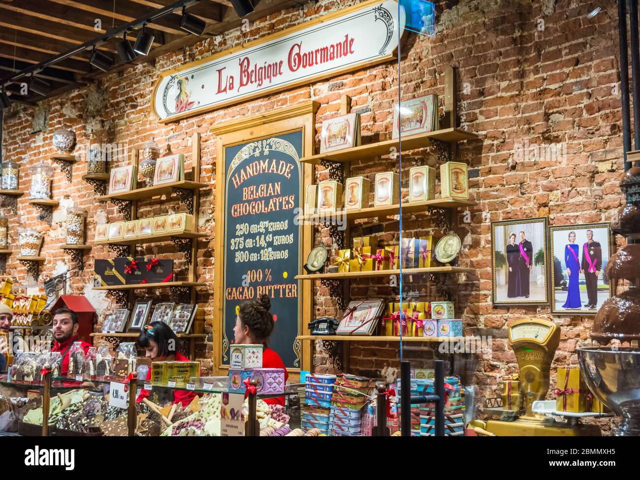 La Belgique Gourmande ein luxuriöses Schokoladengeschäft in Les Galleries Royales Saint-Hubert. Der Innenraum des Ladens. Brüssel, Belgien - Stockfoto