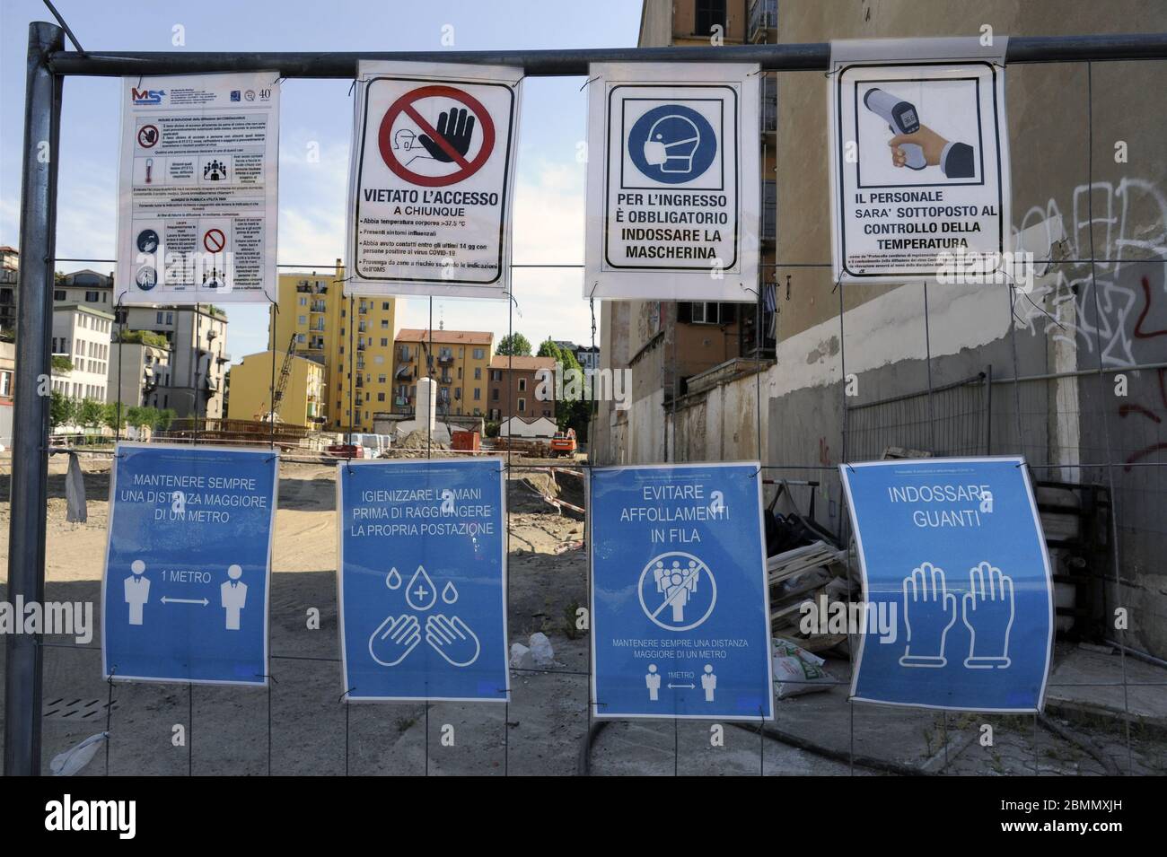 - Mailand, cantiere edile con gli avvisi di sicurezza contro l'epidemia di Coronavirus - Mailand, Baustelle mit Sicherheitswarnungen gegen die Coronavirus-Epidemie Stockfoto