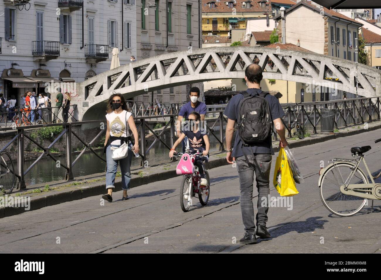 Mailand, Montag, 4. Mai, der erste Tag der Lockerung der Mobilitätseinschränkungen aufgrund der Coronavirus-Epidemie, gingen Tausende von Menschen in den Gebieten von Movida, insbesondere entlang der Navigli-Kanäle, auf die Straße, oft ohne Sicherheitsmaßnahmen, und zwangen die Behörden, strenge Polizeikontrollen zu ergreifen. Stockfoto