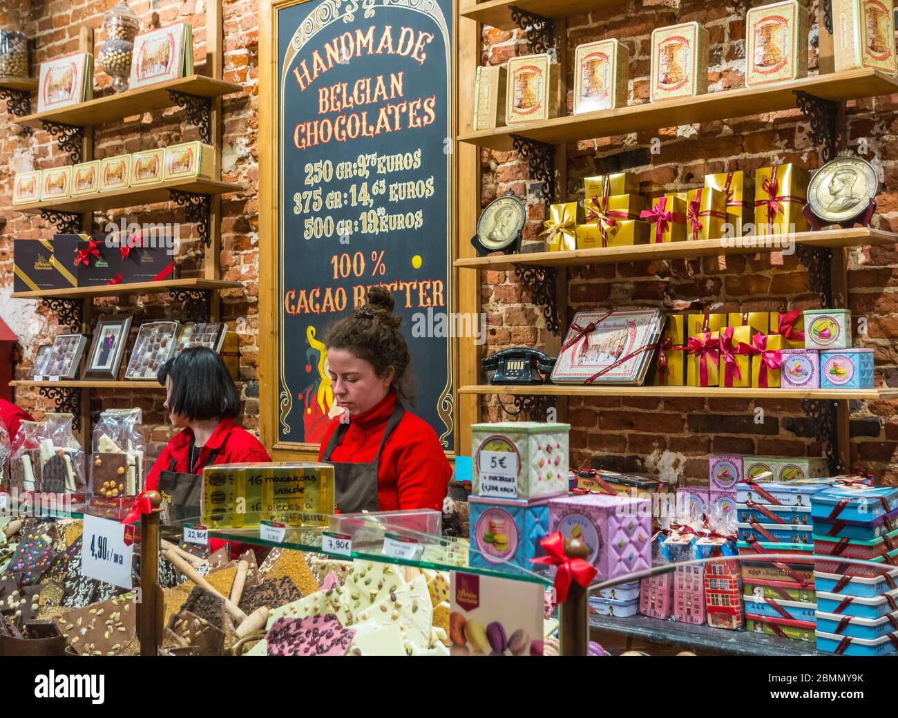 La Belgique Gourmande ein Luxus-Schokoladengeschäft in Les Galeries Royales Saint-Hubert. Das Innere des Shops. Brüssel, Belgien - Dezember 30 - 2019 Stockfoto