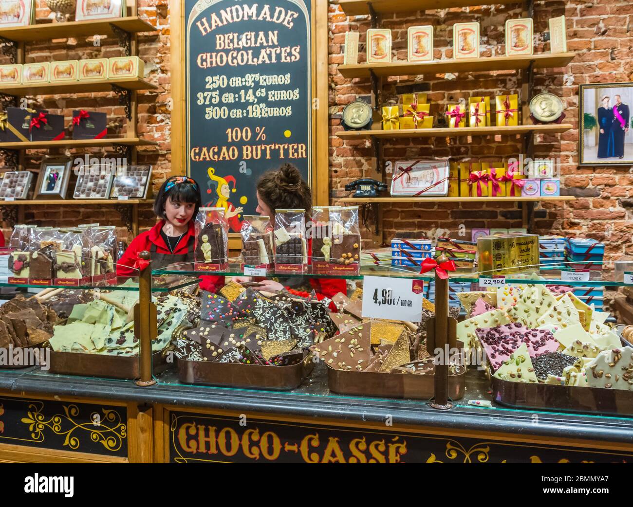La Belgique Gourmande ein Luxus-Schokoladengeschäft in Les Galeries Royales Saint-Hubert. Das Innere des Shops. Brüssel, Belgien - Dezember 2019 Stockfoto