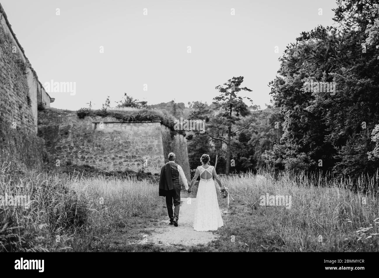 Braut und Bräutigam Hand in Hand Stockfoto
