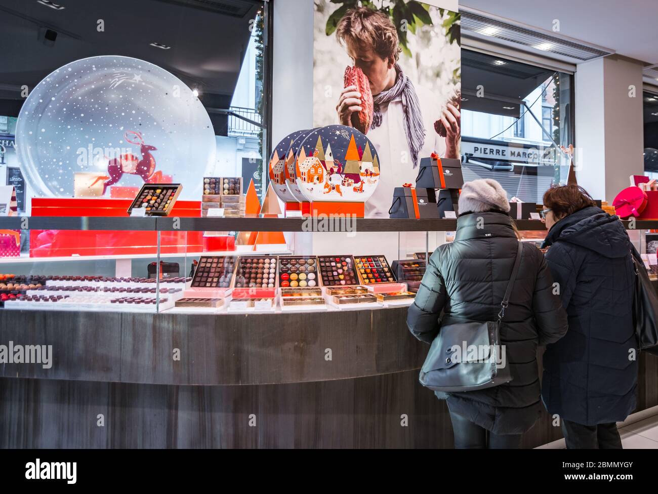Pierre Marcolini ein Luxus-Geschäft mit belgischer Schokolade - Interieur des Shops während des Weihnachtsfestes - Brüssel, Belgien - januar 2020 Stockfoto