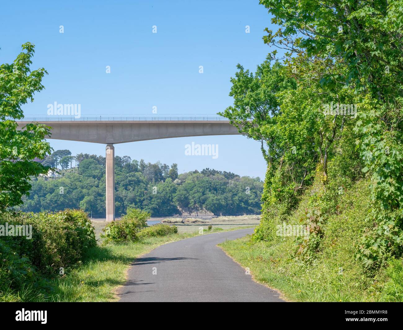 Der Tarka Trail, Wander- und Radweg. In der Nähe von Bideford, Nord Devon, England. Keine Leute. Torridge Bridge, die den Atlantic Highway aka A39 hinter sich trägt Stockfoto