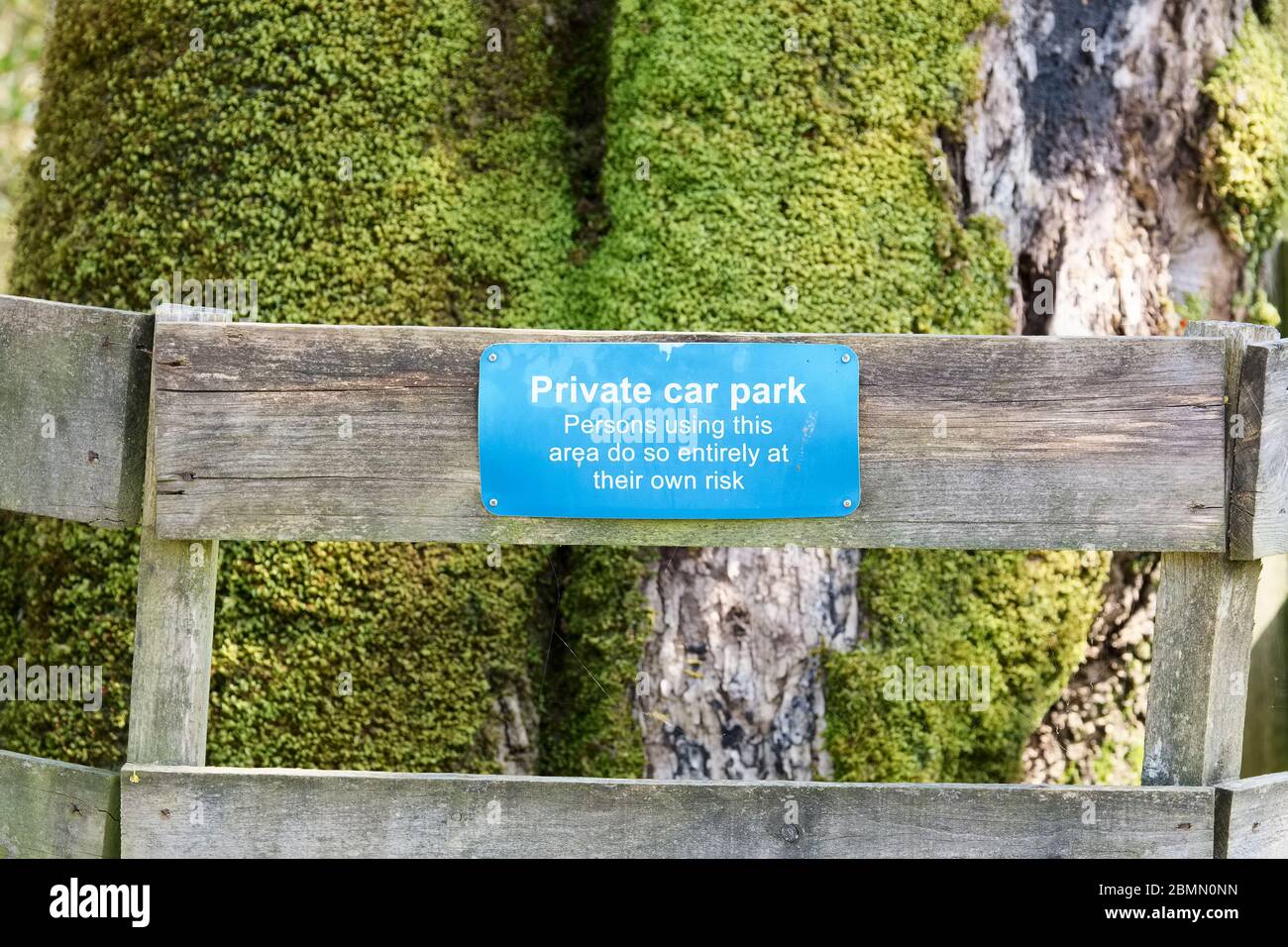 Kein Parkplatz Schild in privaten Wohnbewohnern Parkplatz am Haus Gebäude Stockfoto