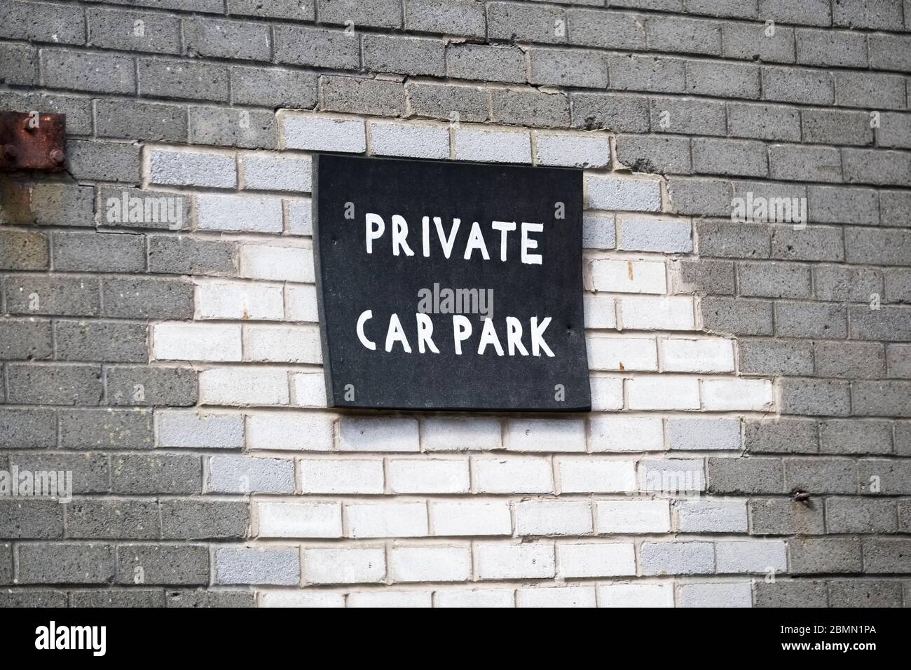 Kein Parkplatz Schild in privaten Wohnbewohnern Parkplatz am Haus Gebäude Stockfoto