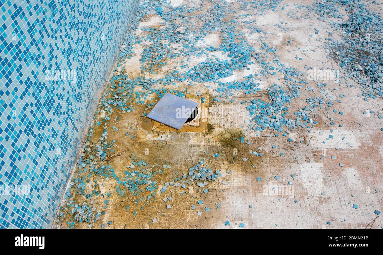 Bauarbeiten an einem alten Swimmingpool Stockfoto