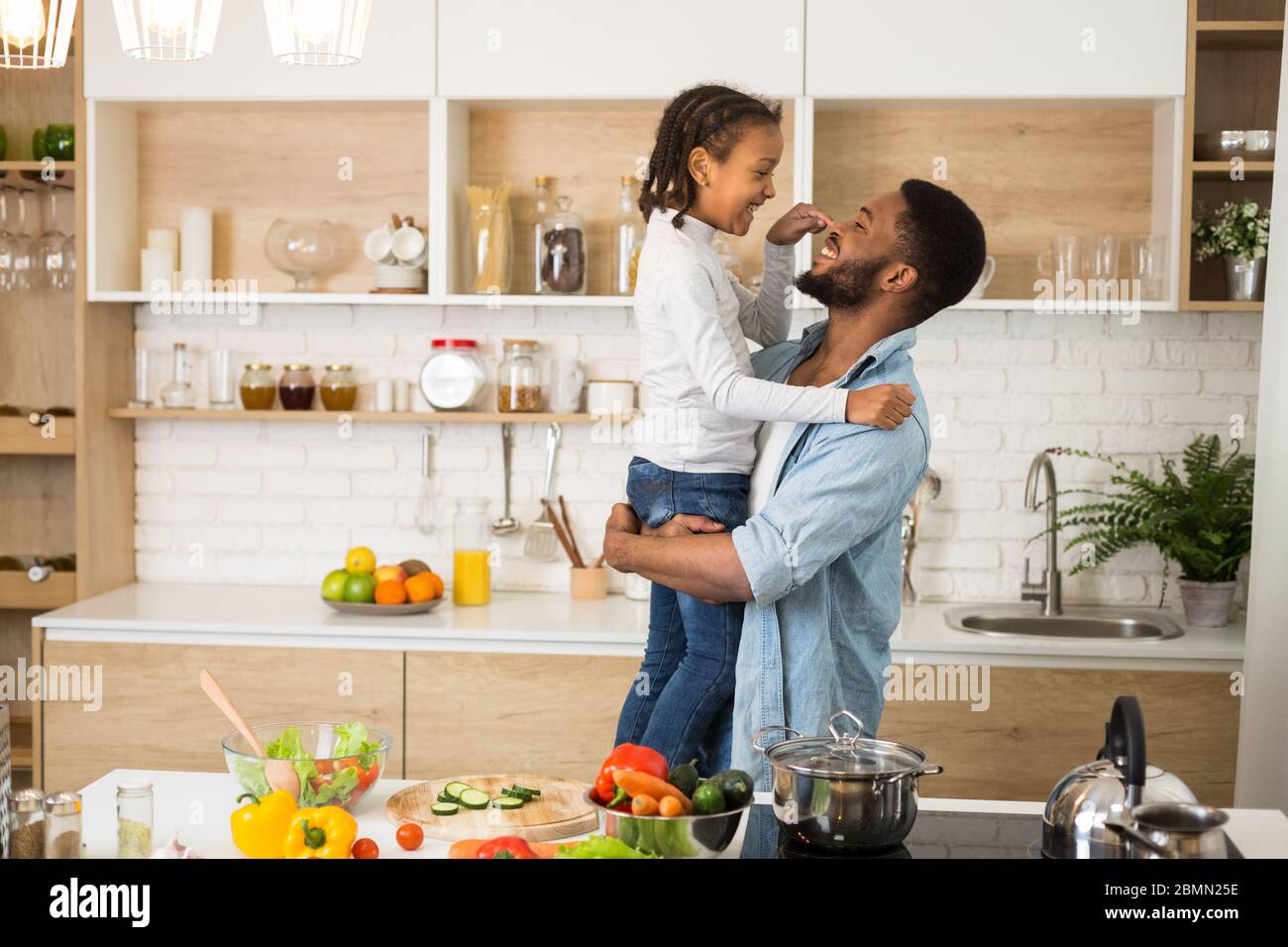 Kleines Mädchen und fröhlichen Vater Bindung in der Küche Stockfoto