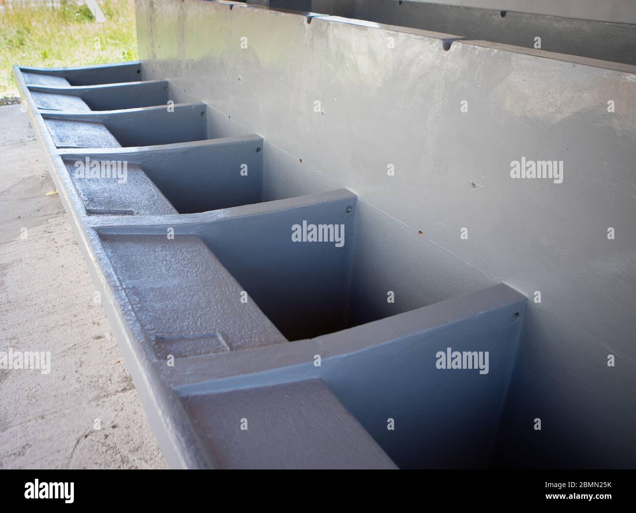 Bauarbeiten an einem alten Swimmingpool Stockfoto