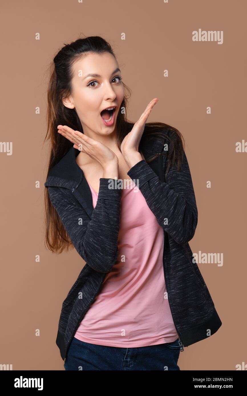 Verspielt Mädchen machen Entengesicht isoliert auf beigem Hintergrund Stockfoto