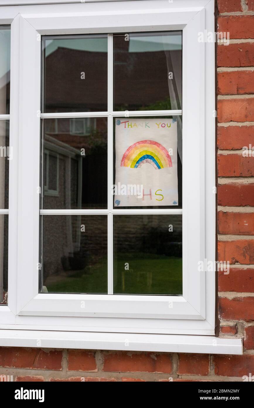 Regenbogen im Fenster, danke NHS, Corona Virus sperren, Pandemie Stockfoto