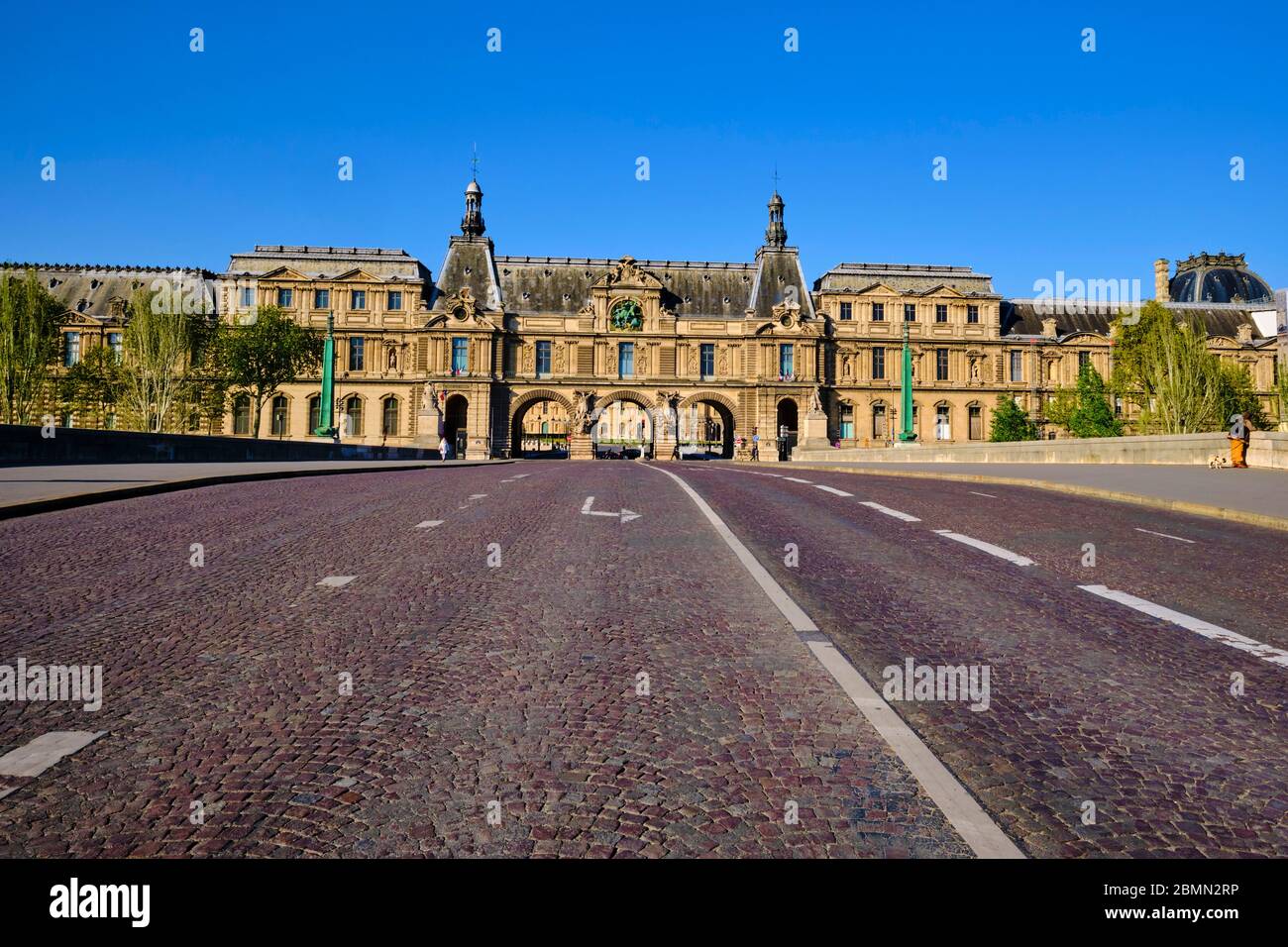 Frankreich, Paris, Louvre und Karussellbrücke während der Sperrung von Covid 19 Stockfoto