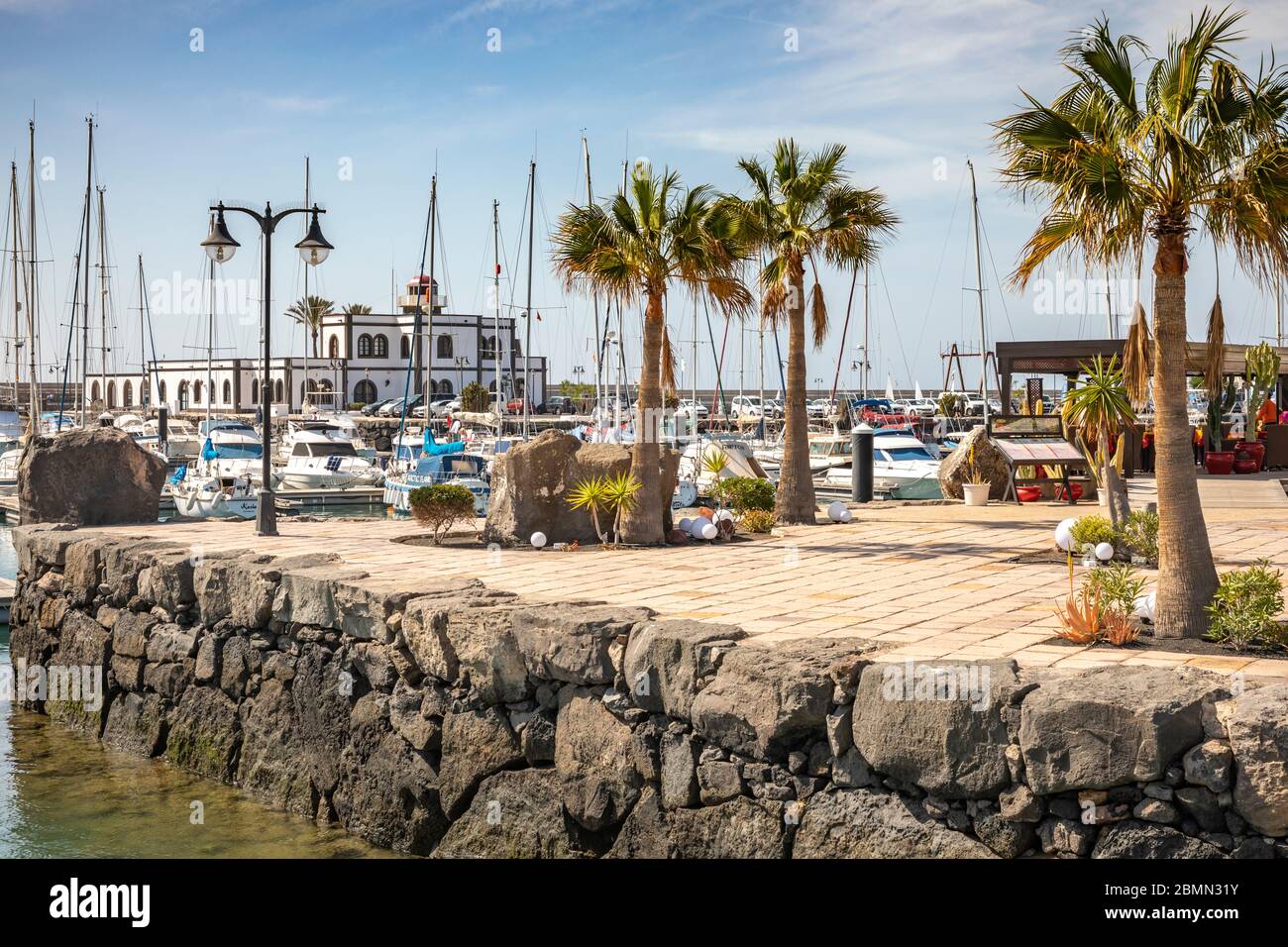 Blick auf die Marina Rubicón, Playa Blanca im Süden von Lanzarote, Kanarische Inseln, Spanien, España. Stockfoto