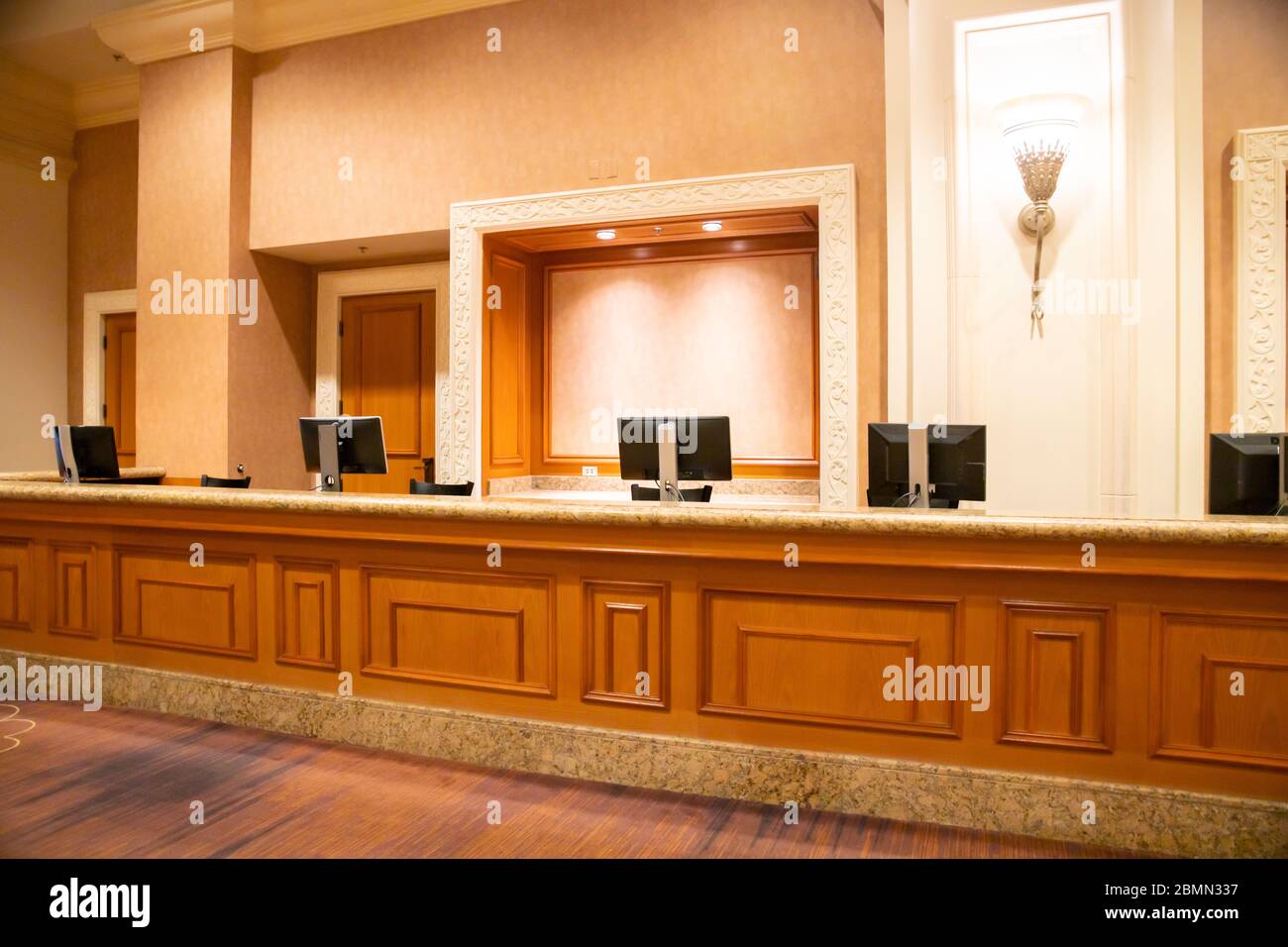 Leere Rezeption im Rezeptionsbereich der unbekannten Hotellobby Stockfoto
