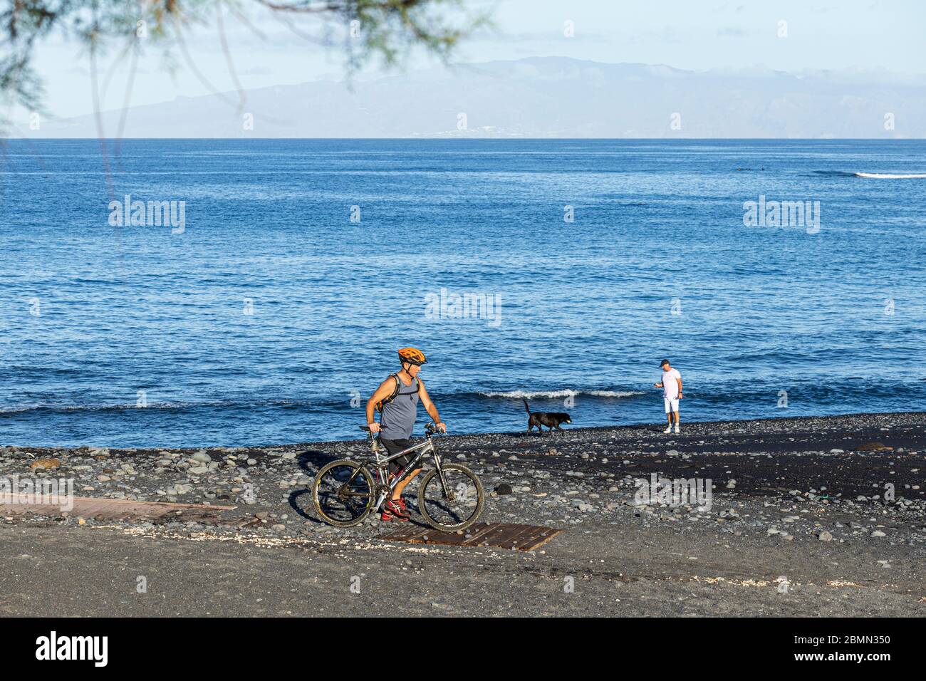 Am frühen Morgen trainieren Radfahrer auf der Playa Enramada in der ersten Phase der Deeskalation während der covid 19 Sperrung im touristischen Ferienort Stockfoto