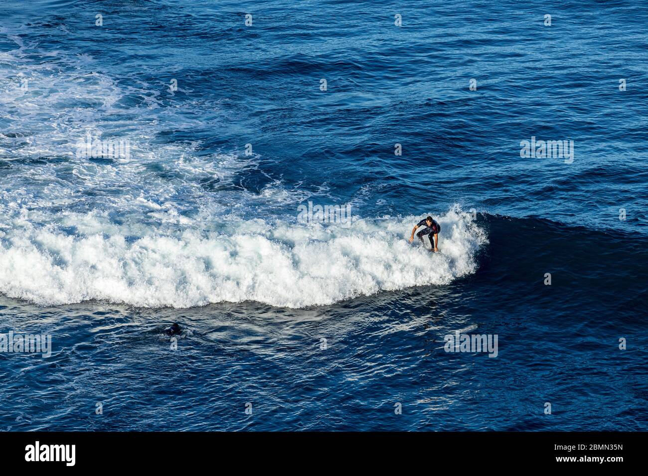 Surfer kehren zurück zum Meer, Phase 0 der Deeskalation, während der Blockade des Covid 19 im touristischen Ferienort Costa Adeje, Teneriffa, Kanarische Inseln, Stockfoto
