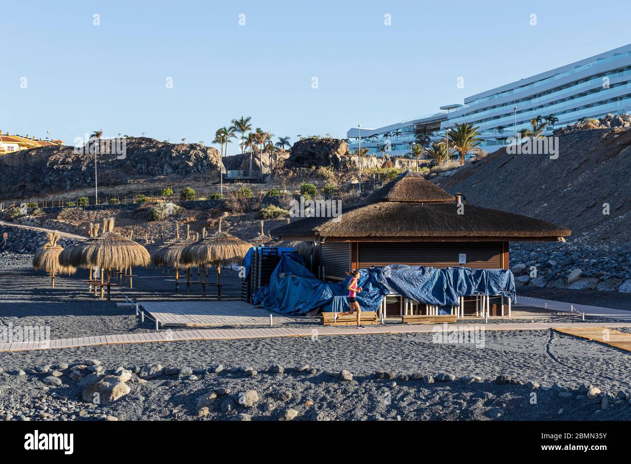 Morgenübung am Playa Enramada in der ersten Phase der Deeskalation während der Blockade des Covid 19 im touristischen Ferienort Costa Ade Stockfoto