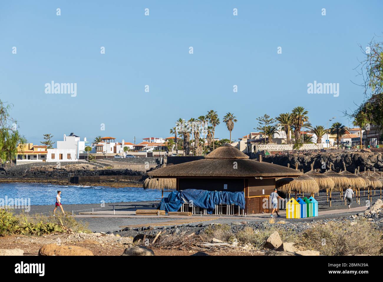 Morgenübung am Playa Enramada in der ersten Phase der Deeskalation während der Blockade des Covid 19 im touristischen Ferienort Costa Ade Stockfoto