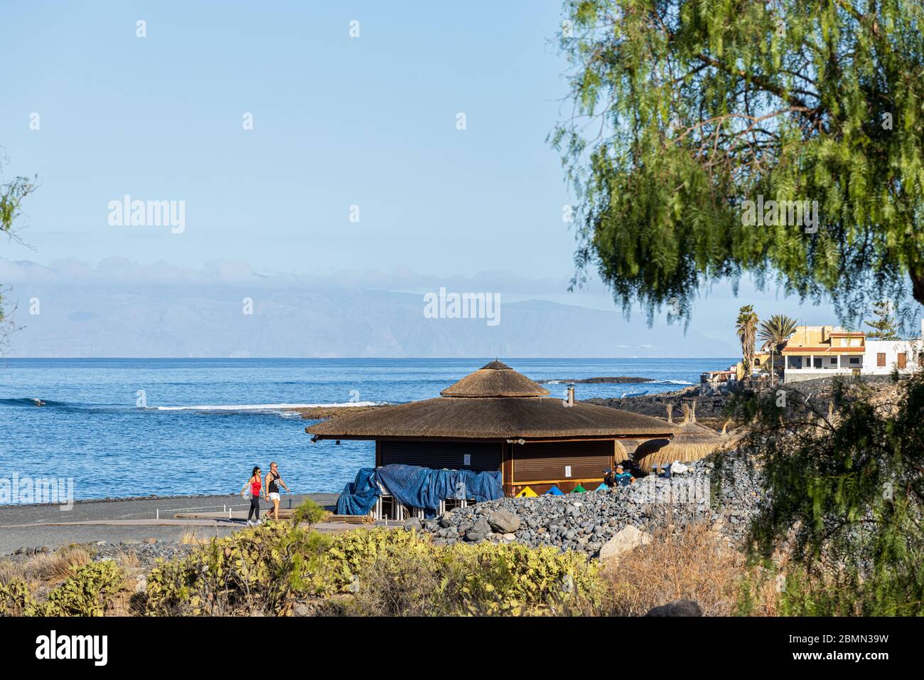 Morgenübung am Playa Enramada in der ersten Phase der Deeskalation während der Blockade des Covid 19 im touristischen Ferienort Costa Ade Stockfoto