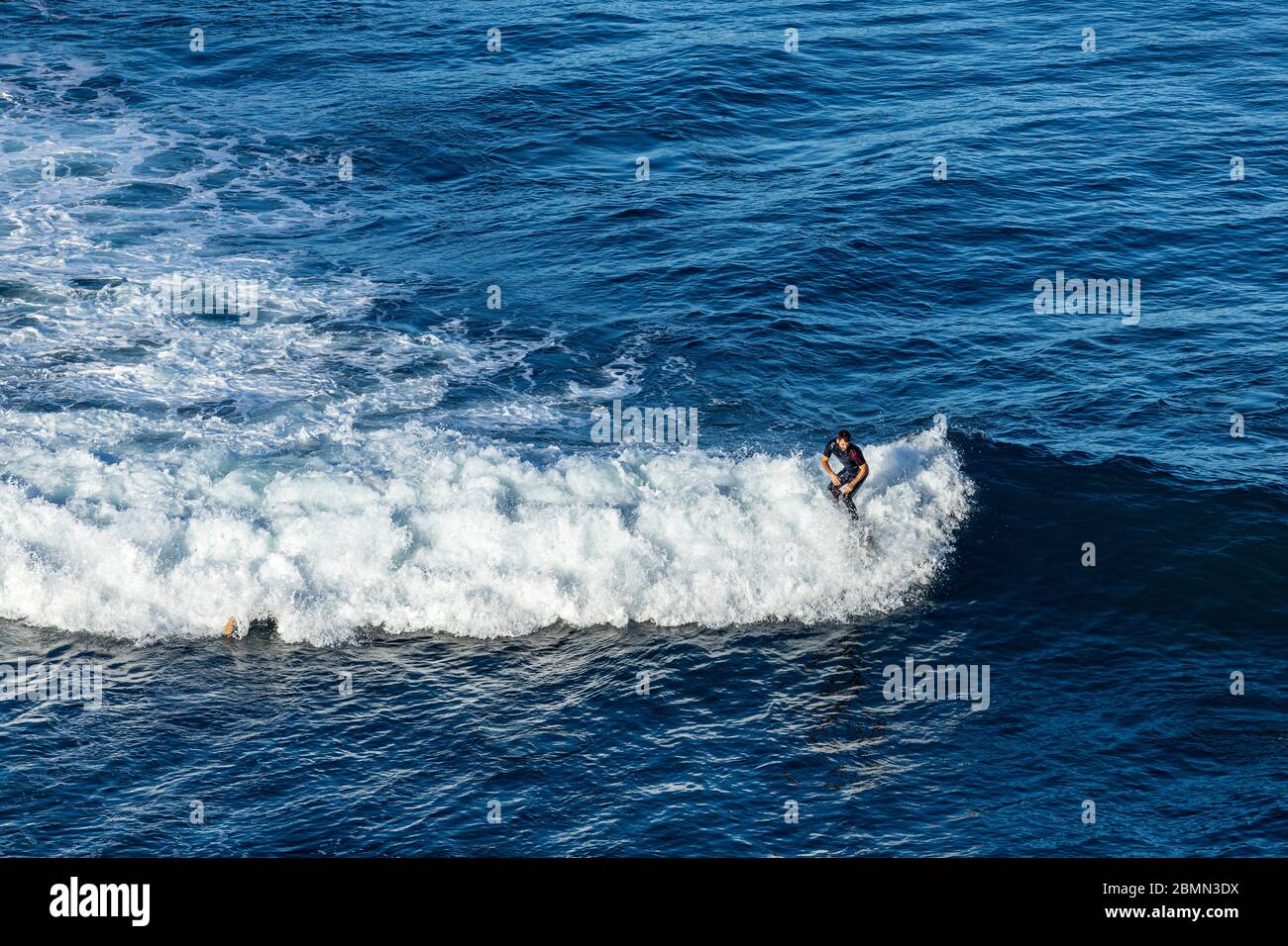 Surfer kehren zurück zum Meer, Phase 0 der Deeskalation, während der Blockade des Covid 19 im touristischen Ferienort Costa Adeje, Teneriffa, Kanarische Inseln, Stockfoto