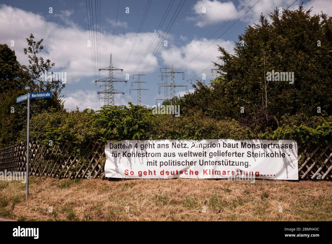 Der Netzbetreiber Amprion baut in Herdecke eine 380-Kilovolt-Stromleitung mit bis zu 90 Meter hohen Pylonen, Protestplakat der Anwohner, Nort Stockfoto