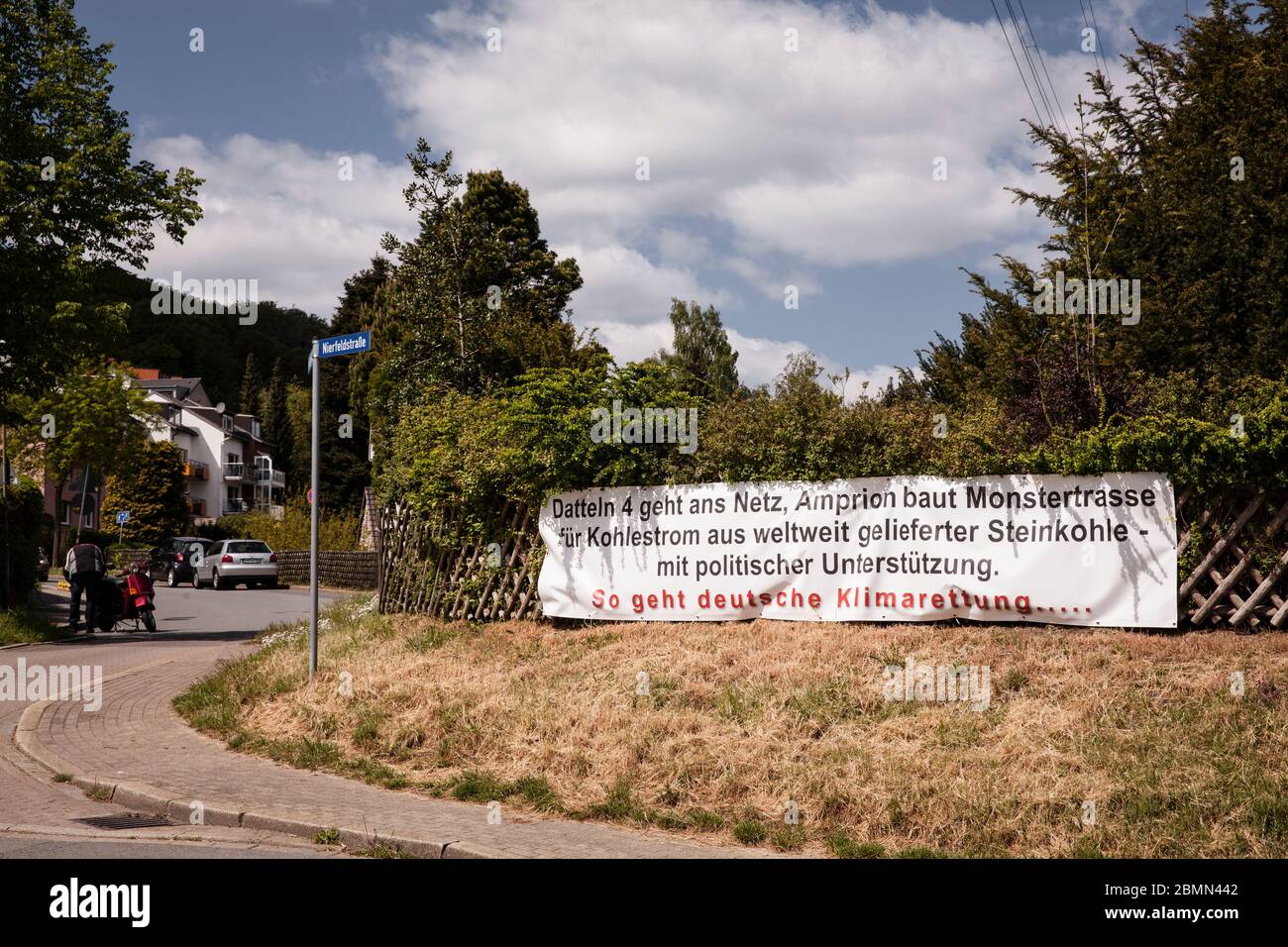 Der Netzbetreiber Amprion baut in Herdecke eine 380-Kilovolt-Stromleitung mit bis zu 90 Meter hohen Pylonen, Protestplakat der Anwohner, Nort Stockfoto