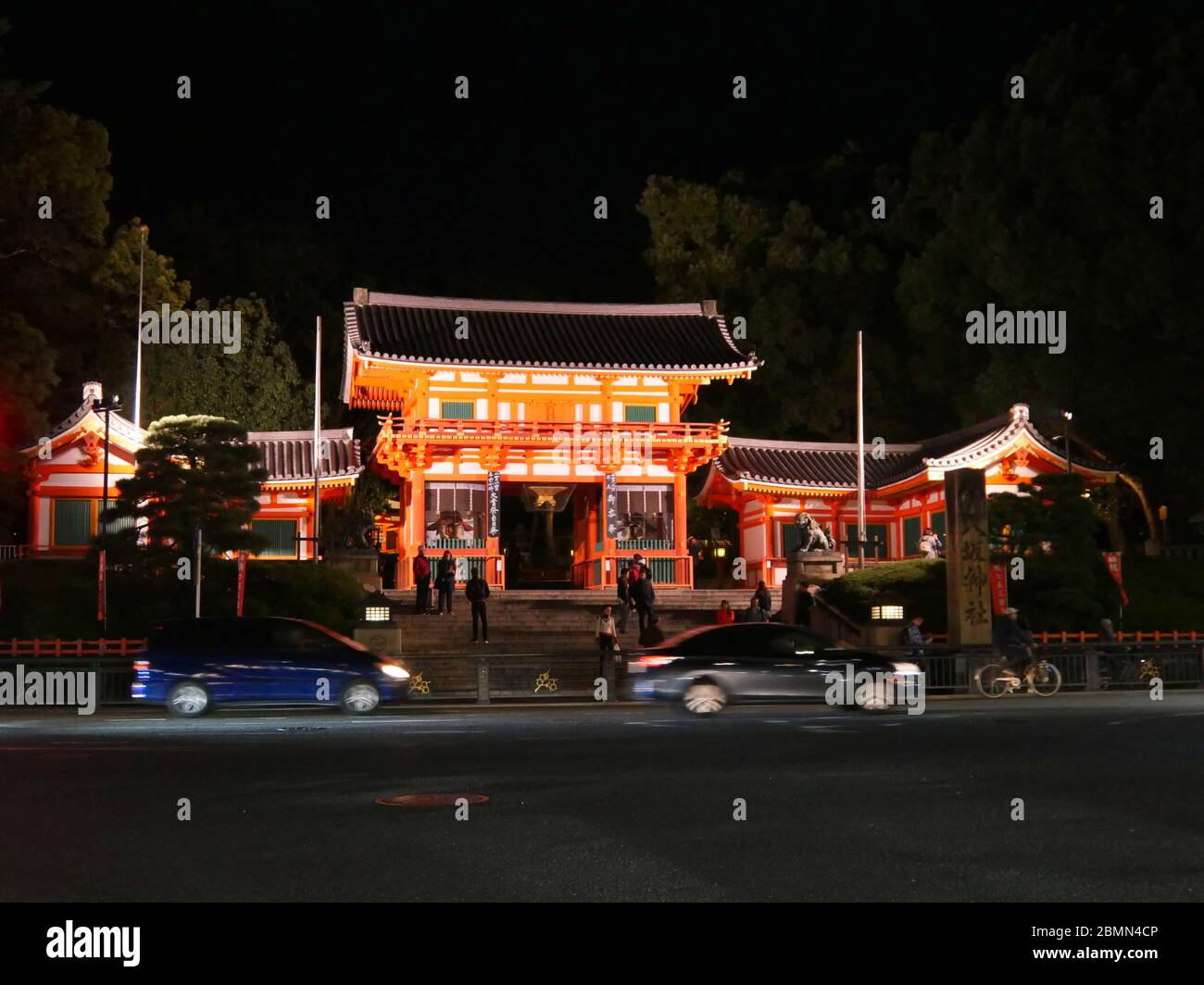 KYOTO, JAPAN - 06. NOVEMBER 2019: Verkehr vor dem Haupttor des Yasaka Shrine oder Gion Shrine in Kyoto bei Nacht Stockfoto