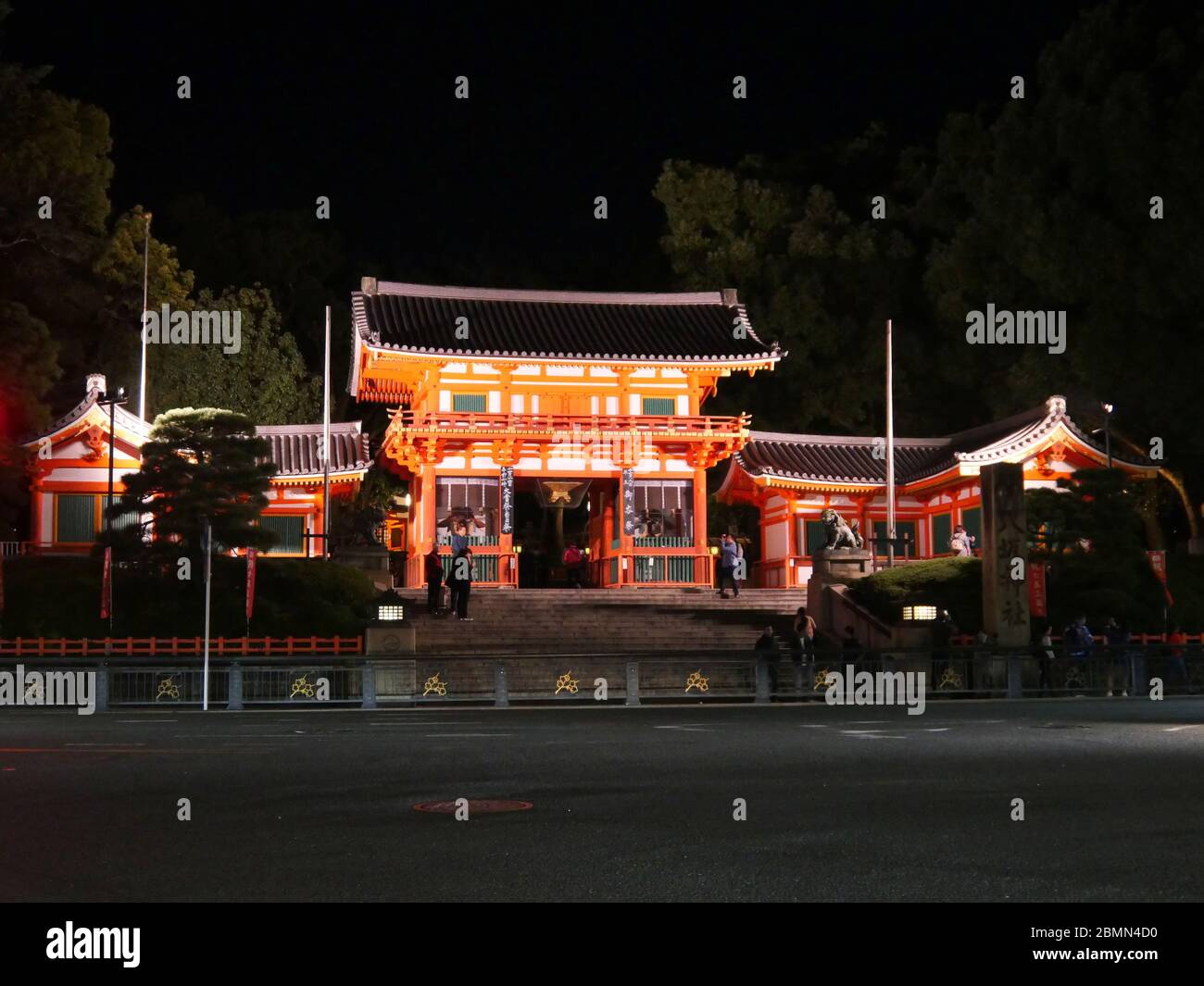 KYOTO, JAPAN - 06. NOVEMBER 2019: Leere Straße vor dem Tor des Yasaka Shrine oder Gion Shrine in Kyoto bei Nacht Stockfoto