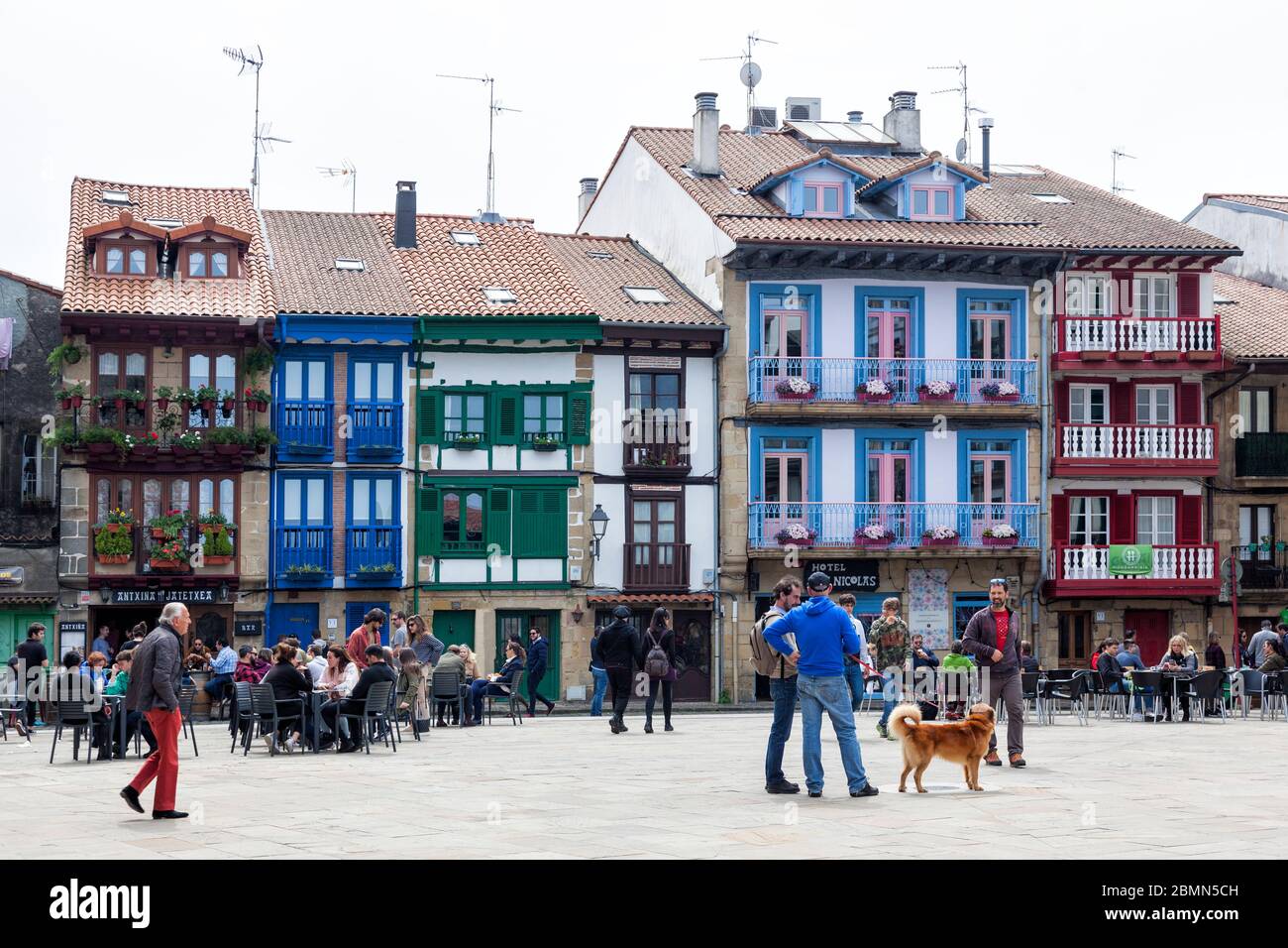 Alte Häuser an der Plaza Arma im Hafengebiet in Hondarribia, einer Stadt in Gipuzkoa, Baskenland, Spanien Stockfoto