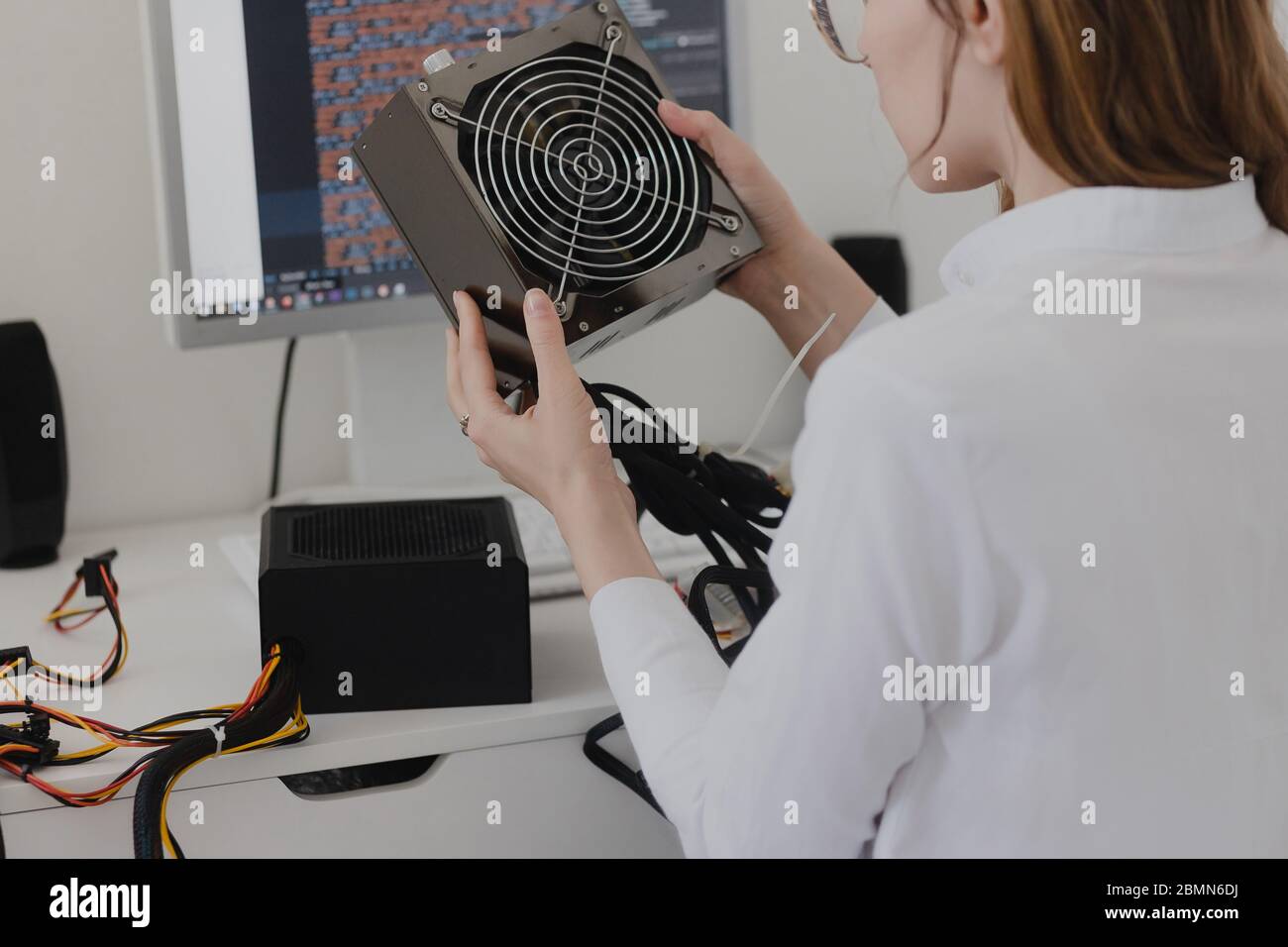 Stromversorgung Elektronik Technologiekonzept. Junge Frau online einkaufen Stromversorgung Stockfoto