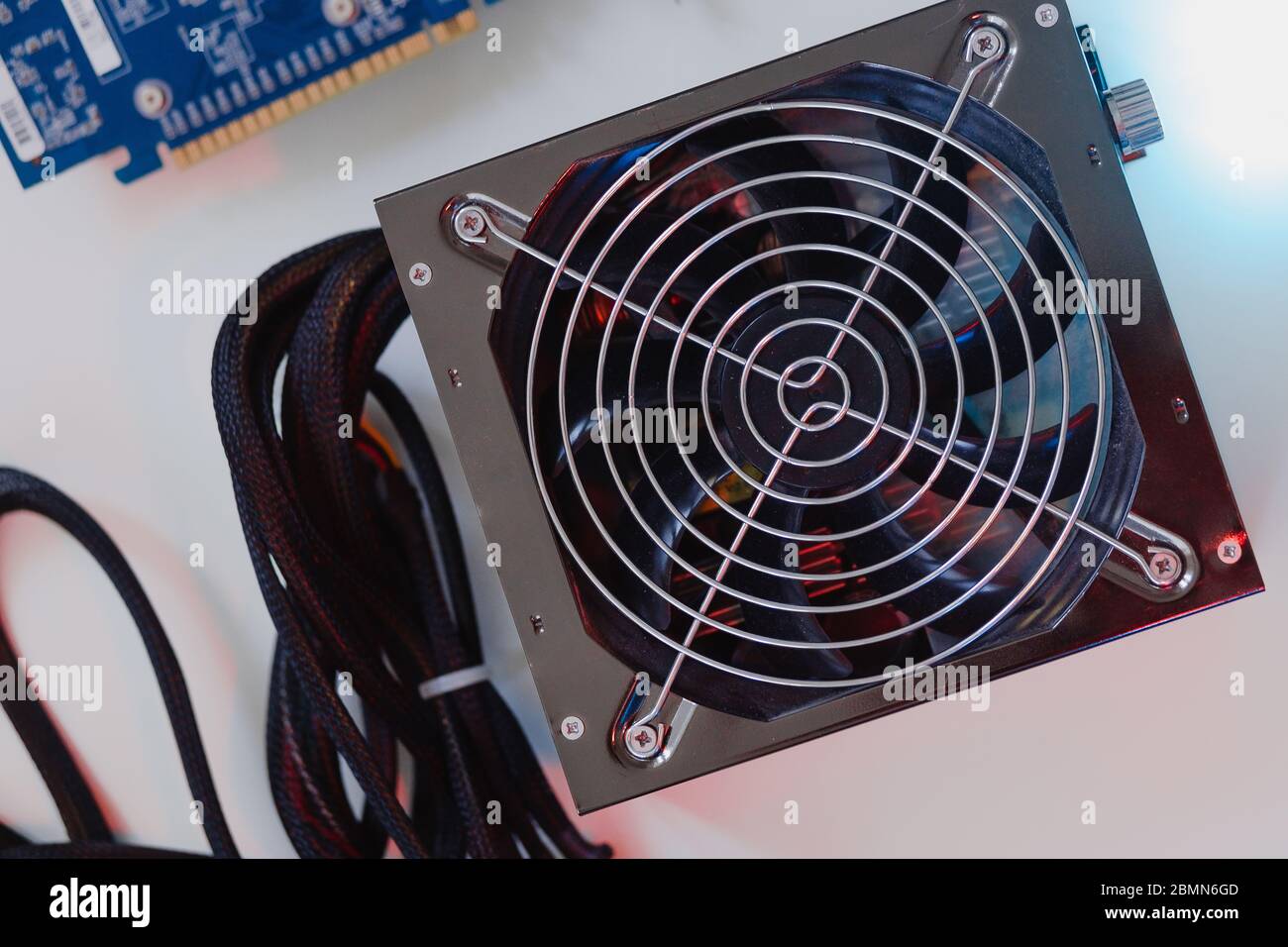 Netzteil Elektronik Technologie Konzept weißen Hintergrund Details blaues rotes Licht Stockfoto