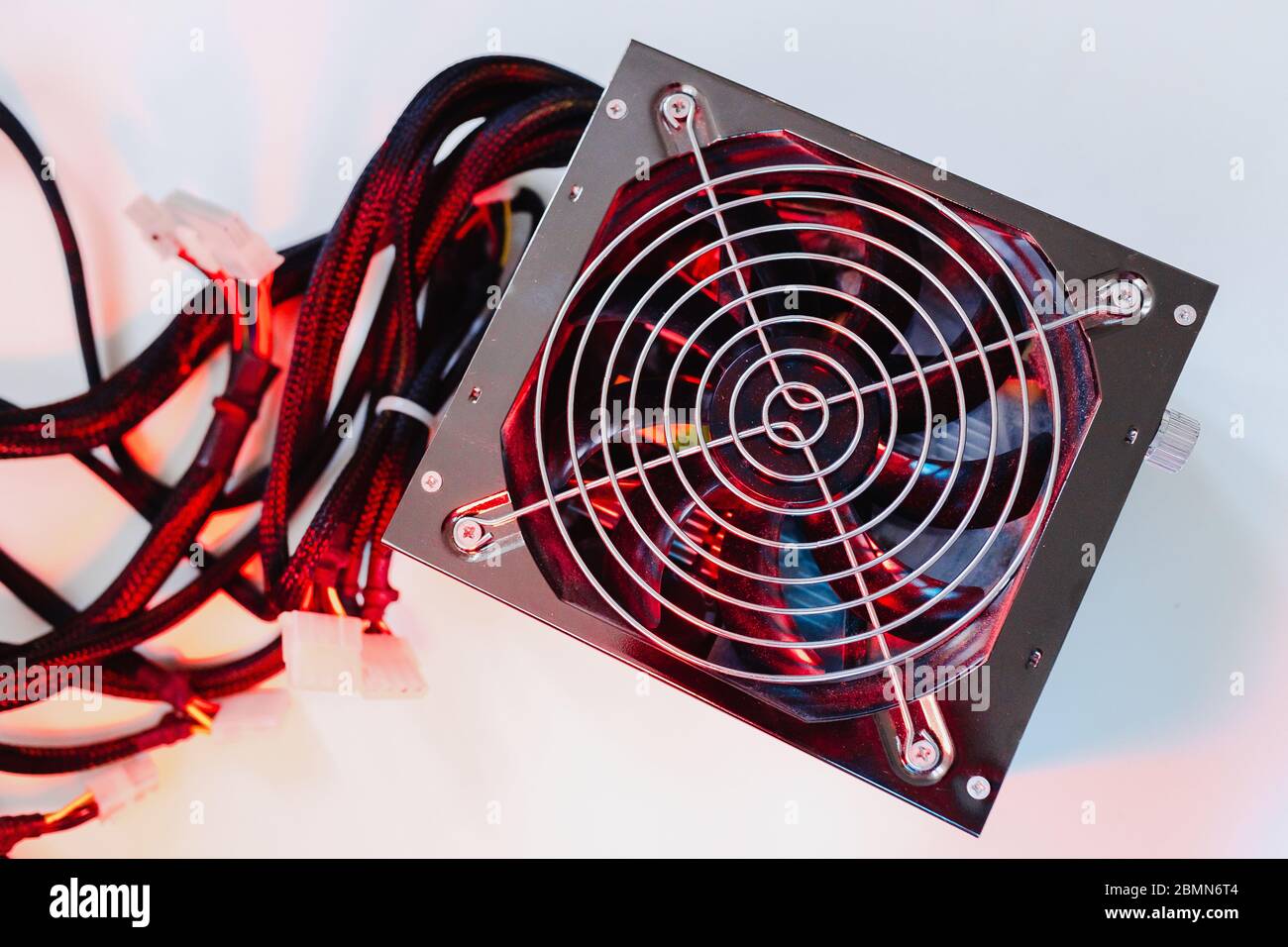 Netzteil Elektronik Technologie Konzept weißen Hintergrund Details blaues rotes Licht Stockfoto