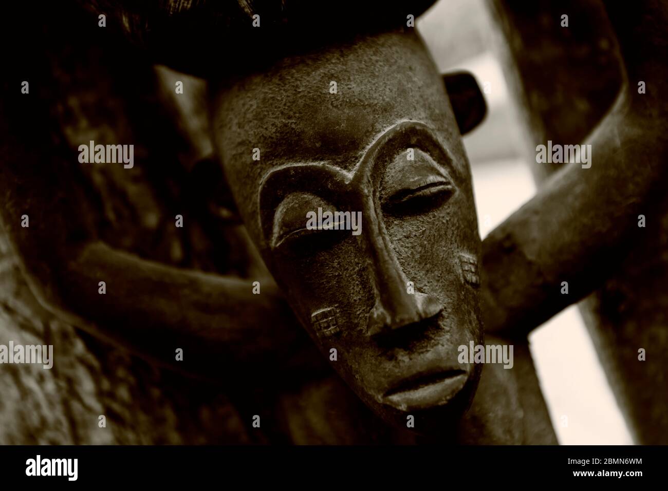 Traditionelle afrikanische Holzskulptur, Nahaufnahme Detail. Dunkles mystisches Objekt, typisch in Afrika zu sehen. Stockfoto