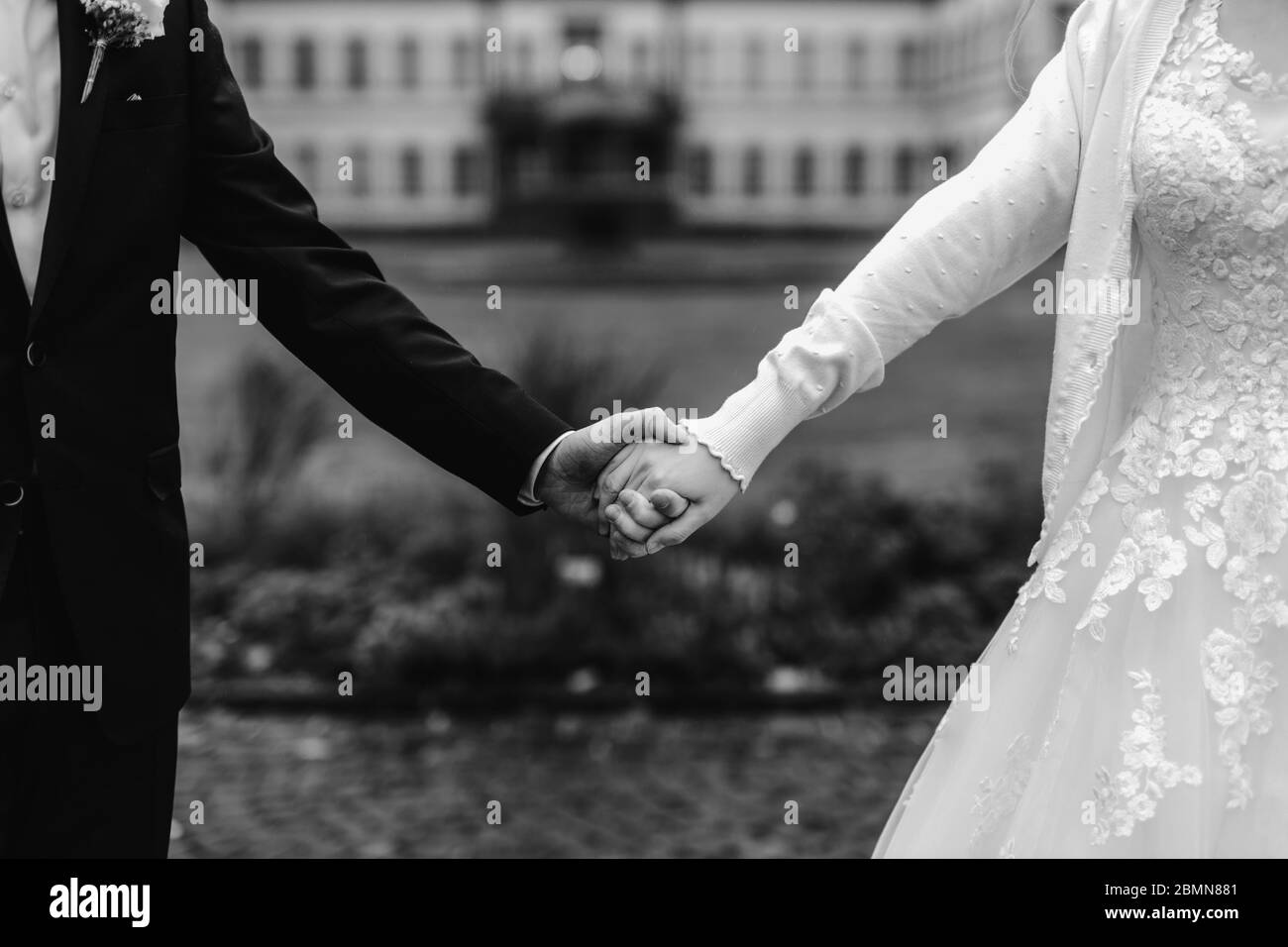 Braut und Bräutigam Hand in Hand Stockfoto