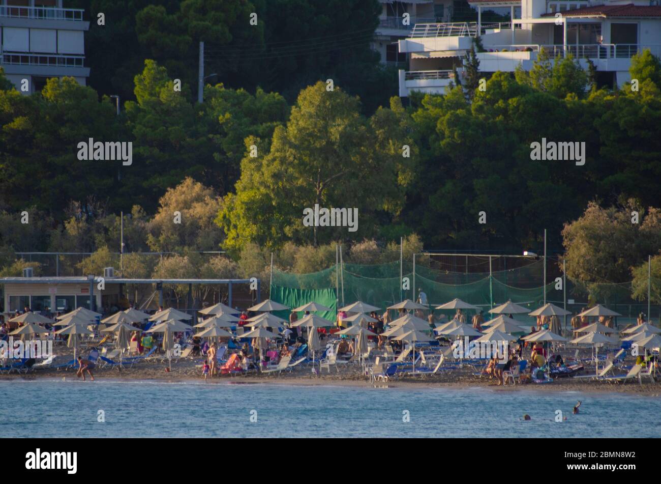 Menschen am Strand von Vouliagmeni Athens Attica Griechenland Stockfoto