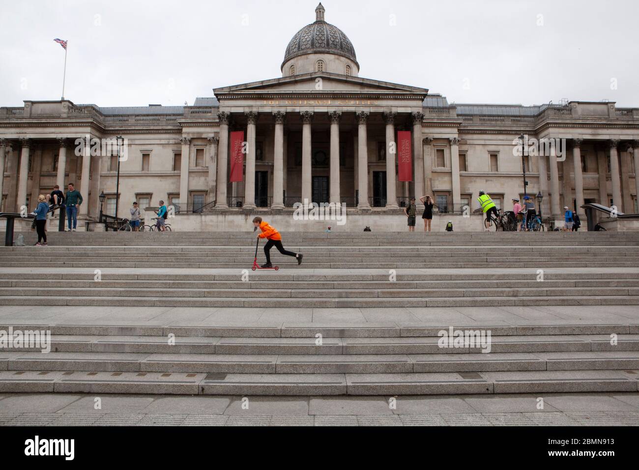 London, Großbritannien: Seher und Radfahrer am Trafalgar Square halten für Fotos und können sich meist an die sozialen Ratschläge halten. Premierminister Boris Johnson ist bereit, eine Lockerung der Regeln anzukündigen. Anna Watson/Alamy Live News Stockfoto