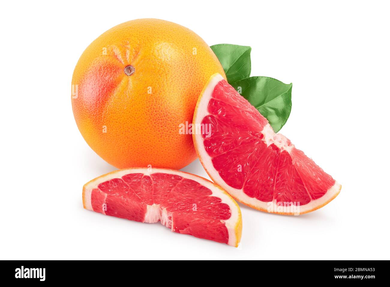 Grapefruit und Scheiben mit Blättern auf weißem Hintergrund isoliert. Mit Beschneidungspfad und voller Schärfentiefe Stockfoto