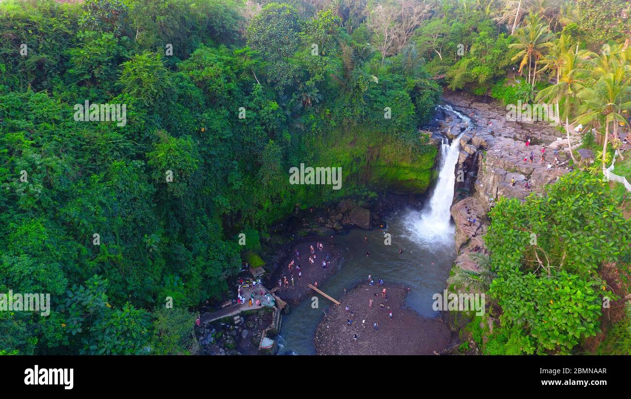Schöner Blick auf den Tegenungan Wasserfall im Wald - Bali, Indonesien Stockfoto